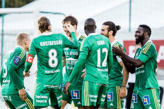 Ljungskiles Alexander Mellqvist jublar med lagkamraterna