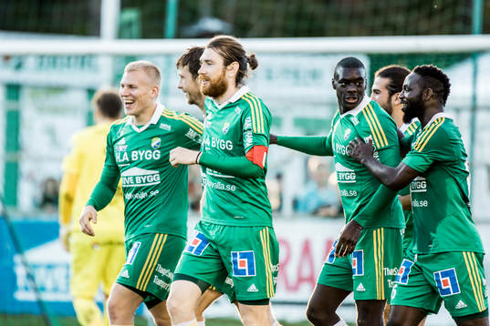 Ljungskiles Alexander Mellqvist jublar med lagkamraterna
