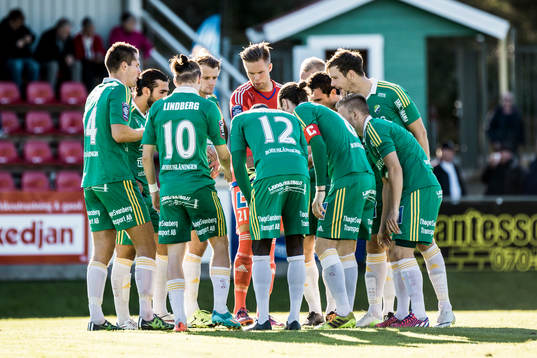 Ljungskiles spelare samlas och laddar
