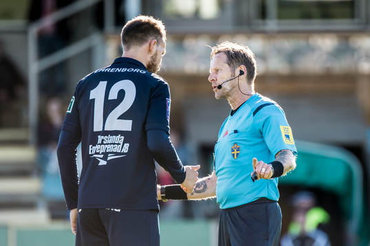 Domare Lars Olsson diskuterar med Utsiktens Anders Mogren