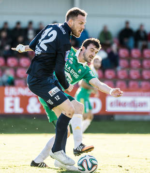 Utsiktens Anders Mogren före Ljungskiles Aleksandar Kitic