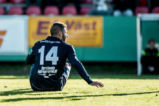 Utsiktens Enis Maljici  sittandes på planen