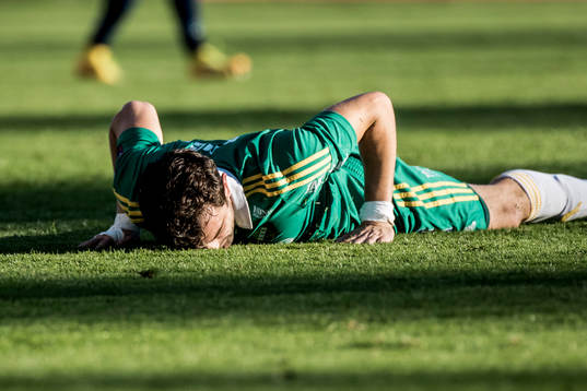 Ljungskiles Aleksandar Kitic liggandes på gräset