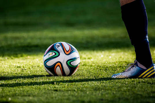 Fotbollssko och en fotboll