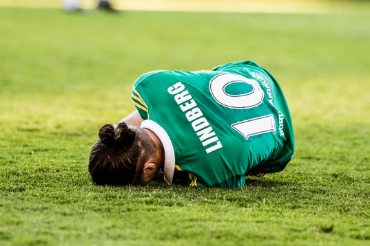 Ljungskiles Jonas Lindberg  liggandes på gräset