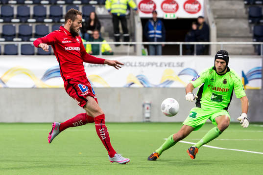 Målchans för Norrköpings Emir Kujovic framför Gefles