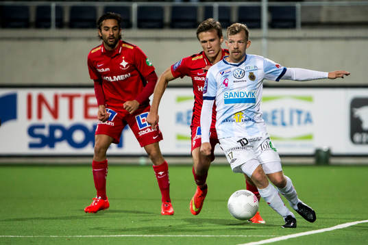 Gefles Jonas Lantto jagas av Arnor Ingvi Traustason  i