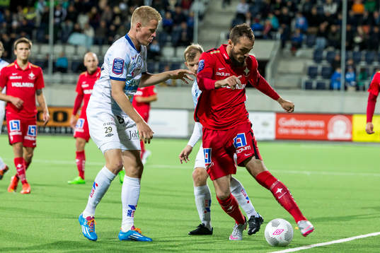 kamp om bollen mellan Norrköpings Emir Kujovic Gefles