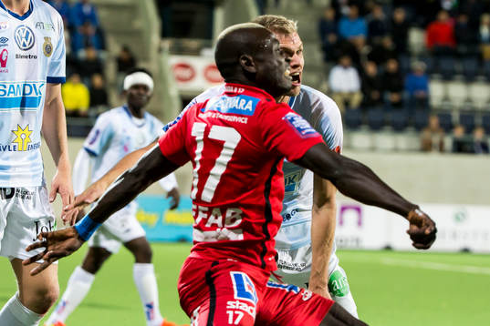 Norrköpings Alhaji Kamara och Gefles Robin Nilsson   i