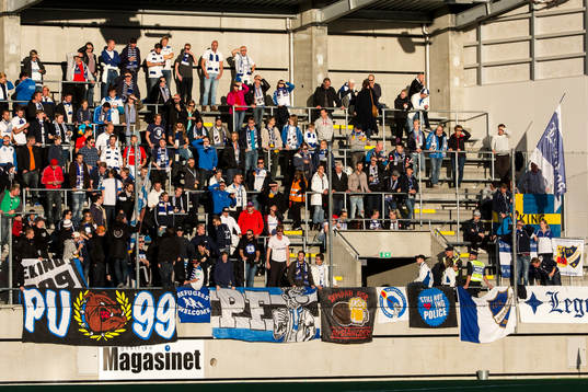 Supporters från Norrköping i fotbollsmatchen i
