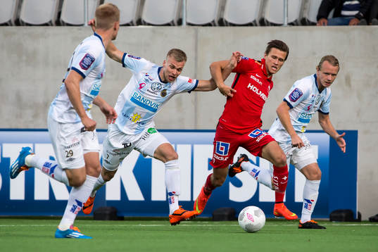 kamp om bollen mellan Norrköpings Arnor Ingvi Traustason