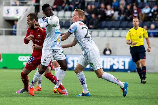 Gefles Kwame Bonsu ikapp med Norrköpings Emir Kujovic och