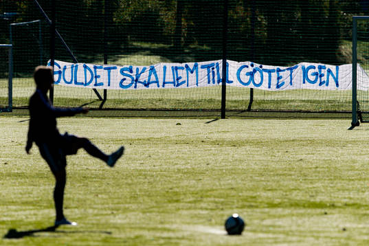 Banderoll "Guldet skall hem till Götet igen"