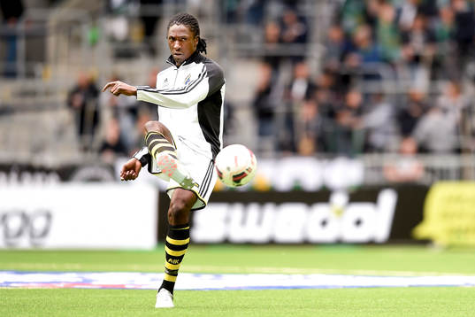 s Dickson Etuhu värmer upp före fotbollsmatchen i