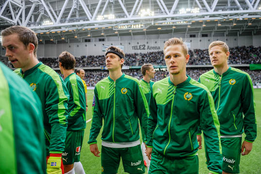 Hammarbys spelare lämnar planen före fotbollsmatchen i