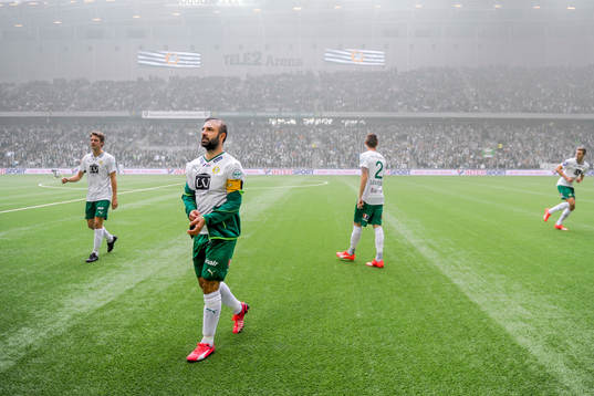 Hammarbys Kennedy Bakircioglu med lagkamrater intar planen
