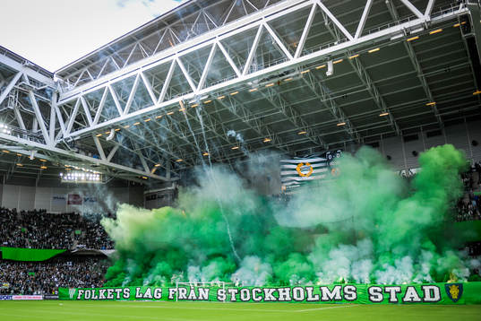 Bengaler och raketer från Hammarbys klack före