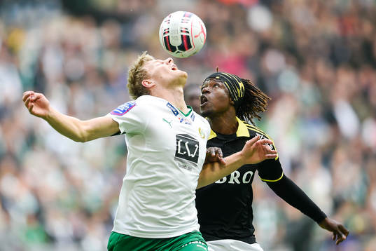 s Mohamed Bangura i en luftduell