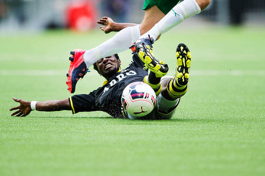 s Ebenezer Ofori i en duell