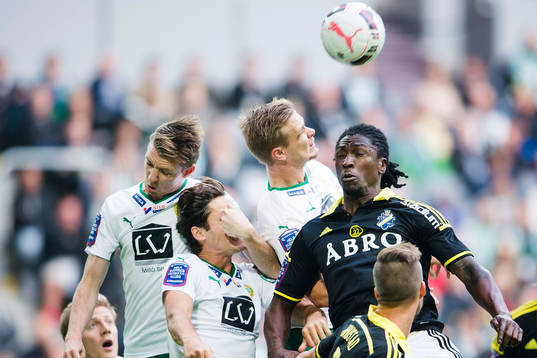 Hammarbys Philip Haglund träffas av en knytnäve av en