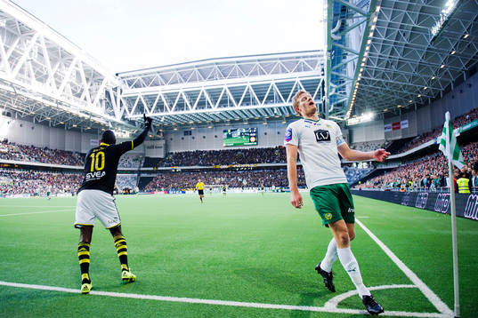 s Henok Goitom vinner en hörna och Hammarbys Lars Saetra