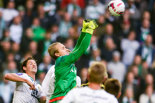 s målvakt Patrik Carlgren boxar bort bollen