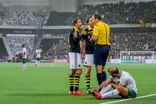 s Kenny Pavey och Nils-Eric Johansson i samtal med domaren