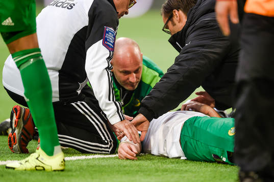 Hammarbys Erik Israelsson ligger skadad