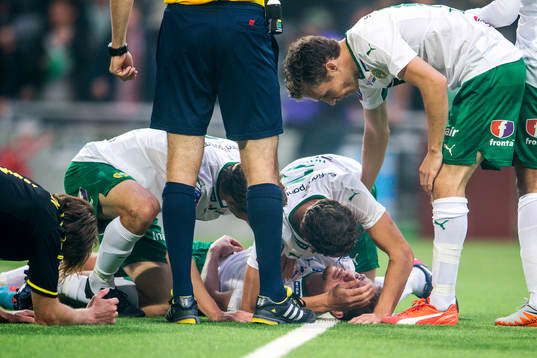 Hammarbys Erik Israelsson ligger skadad