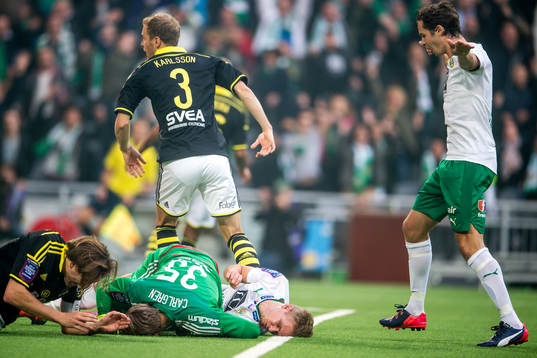Hammarbys Erik Israelsson ligger skadad