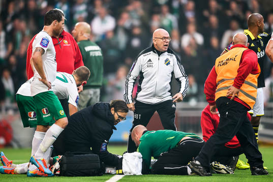 Hammarbys Erik Israelsson skadas allvarligt