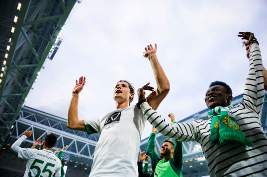 Hammarbys spelare med Philip Haglund jublar
