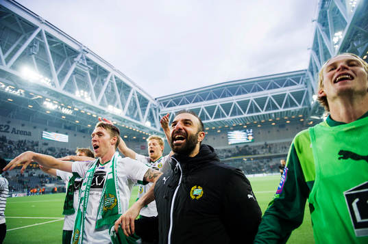 Hammarbys spelare med Birkir Már Saevarsson och Kennedy