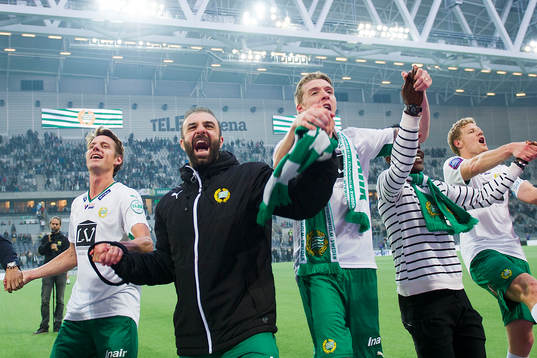 Hammarbys spelare med Kennedy Bakircioglu och Birkir Már
