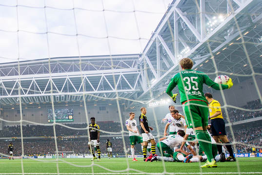 Hammarbys Erik Israelsson skadas