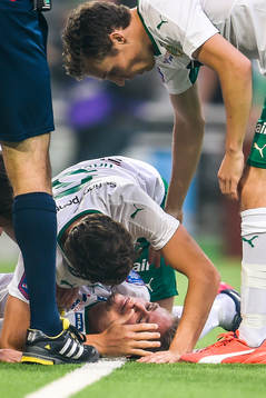 Hammarbys Erik Israelsson ligger medvetslös