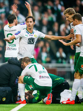 Hammarbys Erik Israelsson ligger medvetslös och får vård