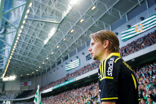 s Johan Blomberg lägger en hörna