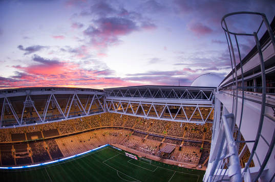 Solnedgång över ett tomt Tele2 och Globen
