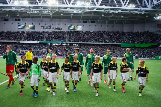 Hammarbys spelare och knattar lämnar planen