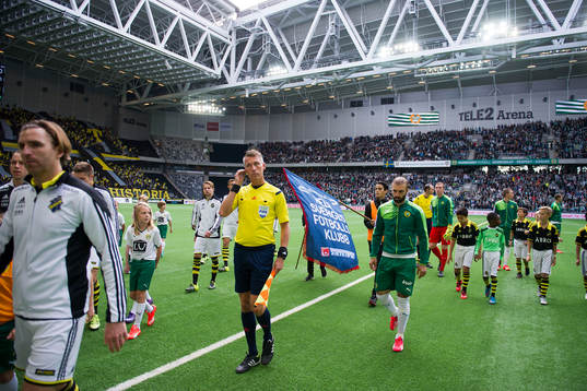 Linjedomare och Hammarbys Kennedy Bakircioglu lämnar planen