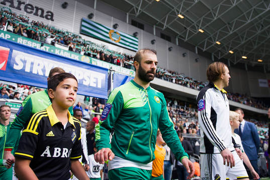 Hammarbys Kennedy Bakircioglu går in på planen