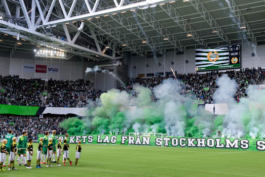 Hammarbys supportar använder bengaler och raketer före