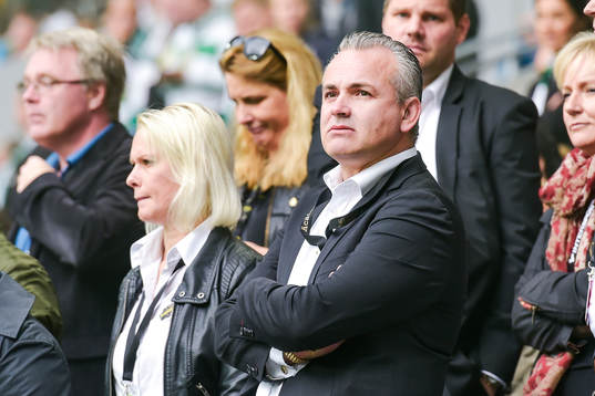 s  klubbordförande Johan Segui på läktaren före
