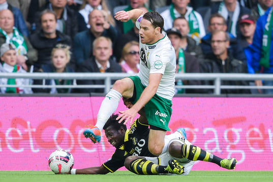s Ebenezer Ofori och Hammarbys Johan Persson i en duell
