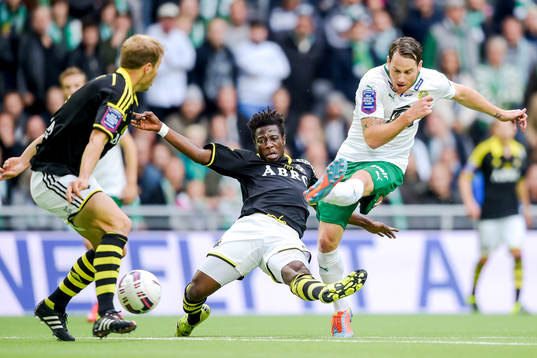 s Per Karlsson och Ebenezer Ofori försöker bryta skott