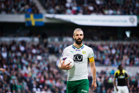 Hammarbys Kennedy Bakircioglu håller i bollen när han