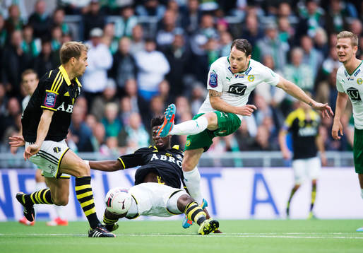s Per Karlsson och Ebenezer Ofori utmanas av Hammarbys