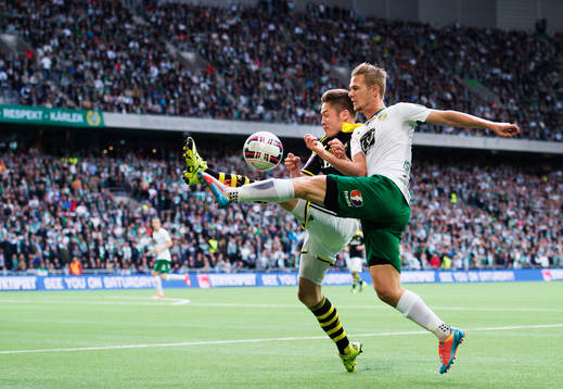 s Haukur Heidar Hauksson utmanas av Hammarbys Erik