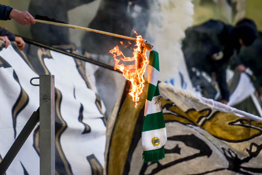 s klack tänder eld på en Hammarby-halsduk